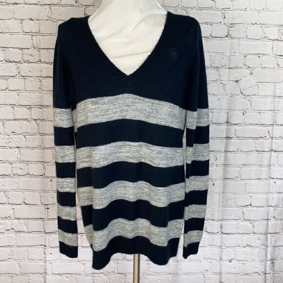 Abercrombie & Fitch sweater - Picture 1 of 10